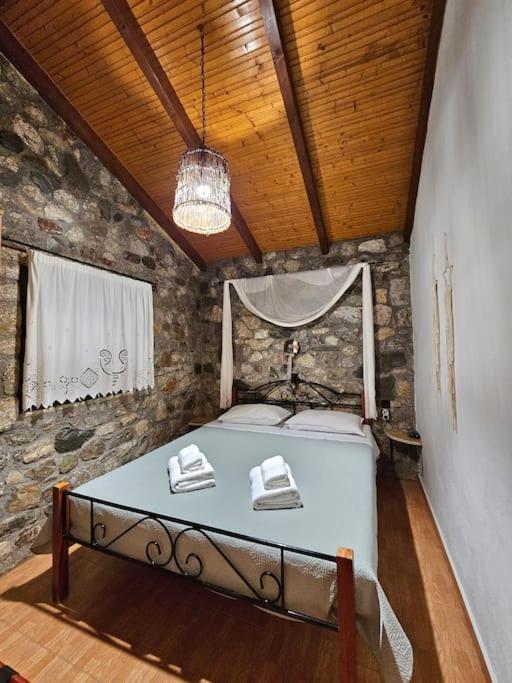 Patras Stonehouse With Large Yard - Πέτρινο Σπίτι Με Αυλή Villa Paralia  Bagian luar foto