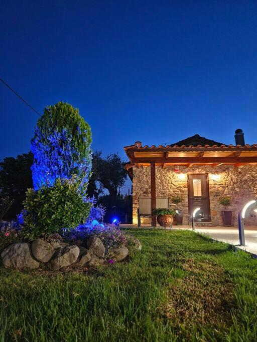 Patras Stonehouse With Large Yard - Πέτρινο Σπίτι Με Αυλή Villa Paralia  Bagian luar foto
